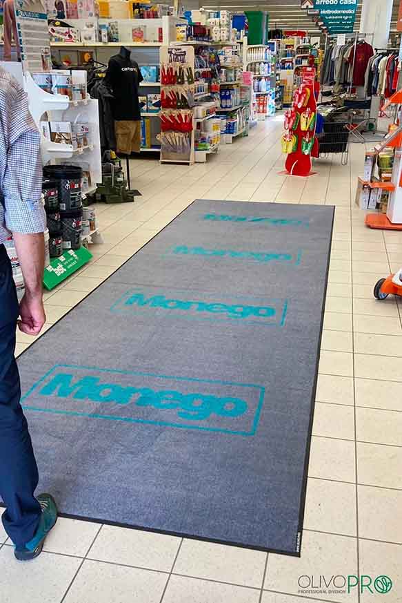 Tappeto-con-logo-per-negozio.jpg Tappeto-con-logo-per-negozio.jpg