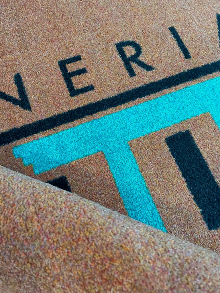 Tappeto personalizzato con logo per M’Appititta: la realizzazione